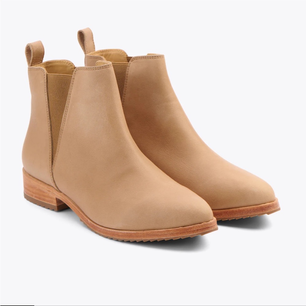 NISOLO Chelsea Boot in Almond Leather - 8.5